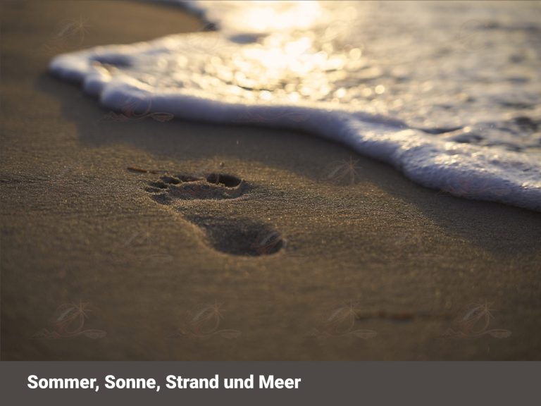 Strand mit Meer im Sommerlicht – Fotokunst als Wandbild